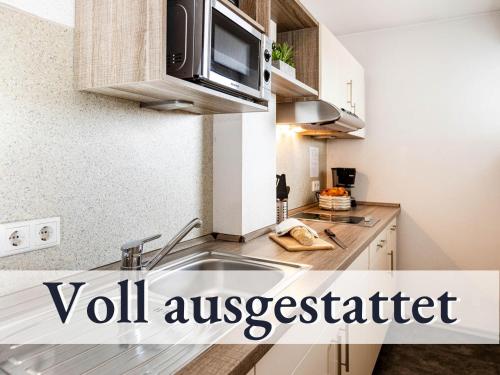 Kuchyň nebo kuchyňský kout v ubytování Ferienhaus Petra - Großzügige Ferienwohnungen in bester Bodenseelage l 1 Minute zum Bodensee l 7 Ferienwohnungen l Vollausgestattete Küchen l Gratis-WLAN l Gratis Parkplätze l Mitten auf der Mettnau