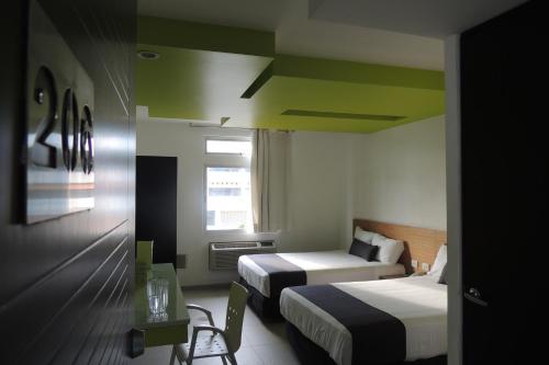 Postel nebo postele na pokoji v ubytování Nu Hotel