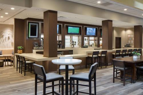 a restaurant with tables and chairs and a bar at Albuquerque Marriott Pyramid North in Albuquerque