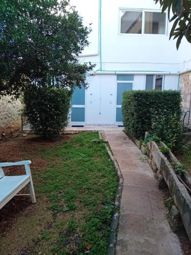 Jardín al aire libre en Follow the Sun Boutique Hostel - Pool, Breakfast & Sea Views