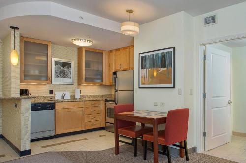 Dapur atau dapur kecil di Residence Inn Jackson