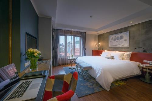 Giường trong phòng chung tại Bespoke Trendy Hotel Hanoi