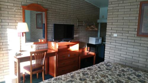 A television and/or entertainment centre at Budget Inn Heber Springs