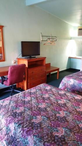 A television and/or entertainment centre at Budget Inn Heber Springs