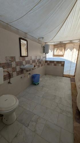 KūriにあるBarna desert camp jaisalmerのバスルーム(トイレ、テント内のシンク付)