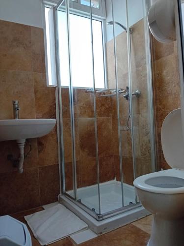 Un baño de Follow the Sun Boutique Hostel - Pool, Breakfast & Sea Views