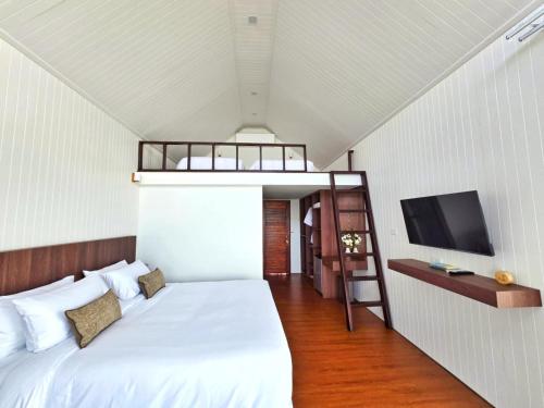 ein Schlafzimmer mit einem Etagenbett und einem TV in der Unterkunft Sea Balcony Cottage in Satun