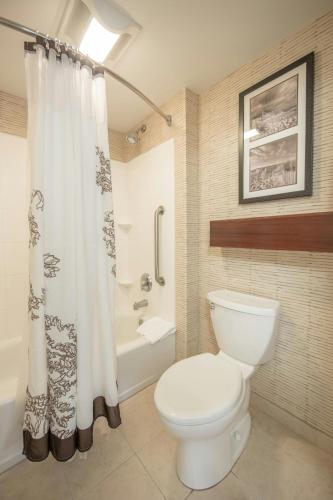 Bilik mandi di Residence Inn by Marriott Amelia Island