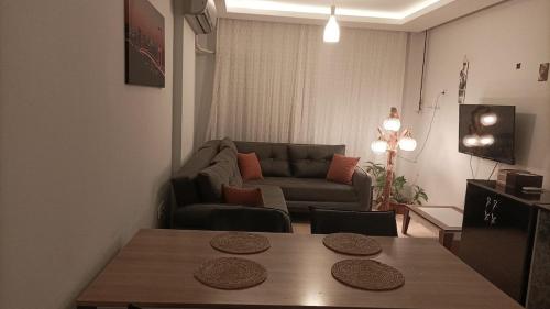 Χώρος καθιστικού στο Double Apartment Wifi in Seyhan Reşatbey