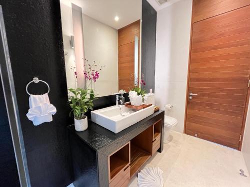 Bilik mandi di Laemsingh Villa 1 - Luxury Villa 5 Bedrooms