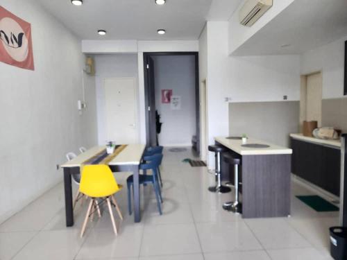 a room with tables and chairs in a classroom at D'Loft 7 Homestay in Kota Kinabalu