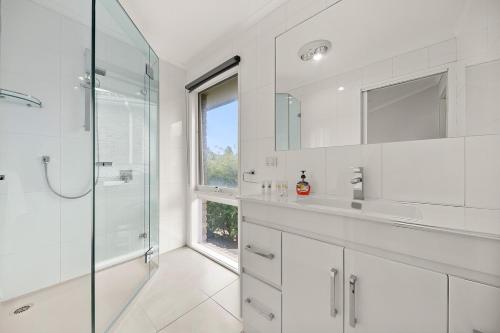Ένα μπάνιο στο Direct access to Park 4 Bedroom Nice House
