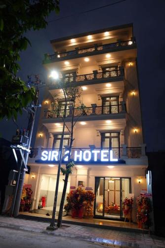 a hotel with a sign that reads sing a hotel at night at Siri 2 Hotel in My Tho