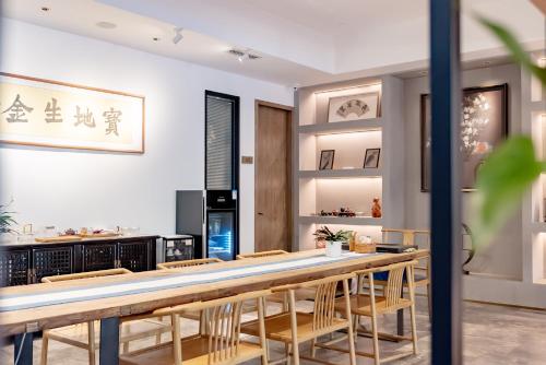 una sala da pranzo con un lungo tavolo e sedie di 北京方庄万信至格酒店 a Pechino