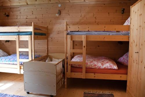 Μία ή περισσότερες κουκέτες σε δωμάτιο στο Alpenlodge Madau
