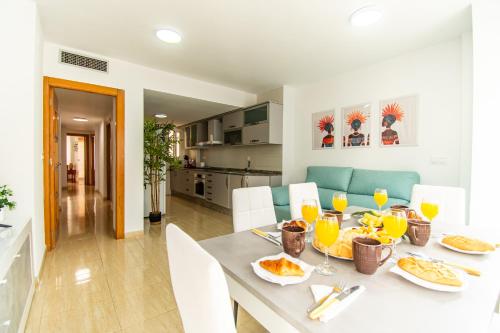 Avenida Principal junto a la playa y centro de Águilas - by Aloha Palma