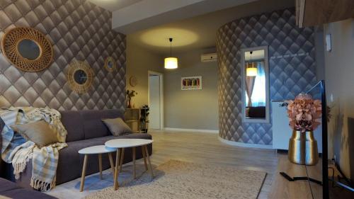 a living room with a couch and a table at NC Rezidence Apartment 5 in Craiova