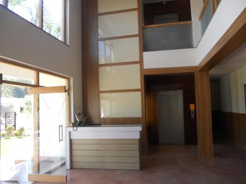 Zimmer mit einer Küche und einem großen Fenster in der Unterkunft Hotel Emerald Dove in Yelagiri