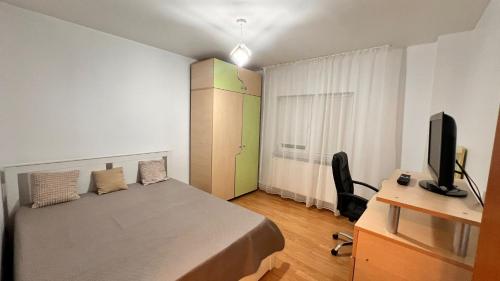 Μια τηλεόραση ή/και κέντρο ψυχαγωγίας στο City Central Apartment - Craiova