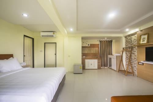 Postel nebo postele na pokoji v ubytování Petchsiri Boutique Hotel เพชรสิริ บูทิค