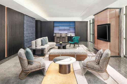 TV a/nebo společenská místnost v ubytování Renaissance Qingdao Hotel