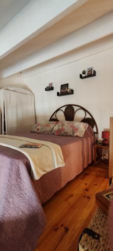 une chambre avec deux lits dans une pièce dans l'établissement Parfum des pins récemment rénové, à Narbonne