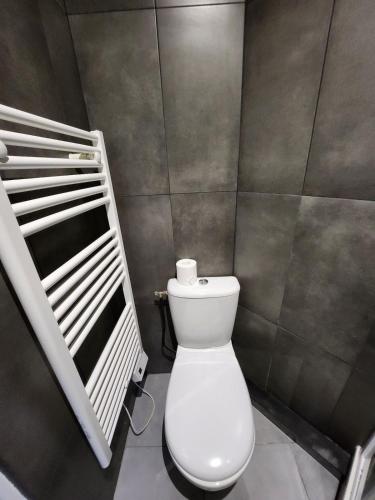 d'une petite salle de bains avec toilettes et escalier. dans l'établissement Agréable et vaste Studio à 350 M de Paris, à Gentilly