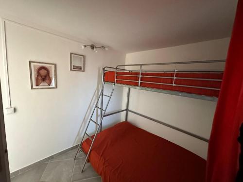 une chambre avec un lit superposé avec une échelle dans l'établissement Super logement familial, au Grau-du-Roi