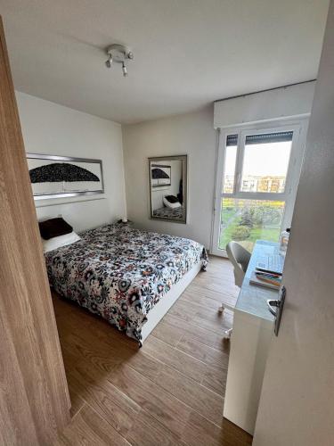 une chambre avec un lit, un bureau et une fenêtre dans l'établissement Aprt mes, à Pessac