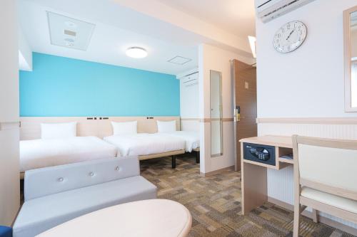 Letto o letti in una camera di Toyoko Inn Osaka Hankyu Juso-eki Nishi-guchi No.2