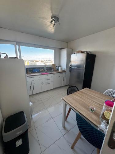 une cuisine avec une table et un réfrigérateur dans l'établissement Aprt mes, à Pessac