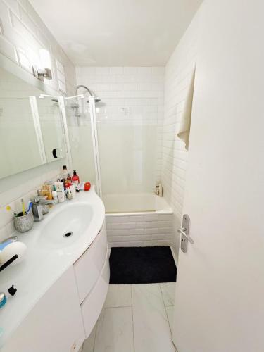 une salle de bain blanche avec un lavabo et une douche dans l'établissement Aprt mes, à Pessac