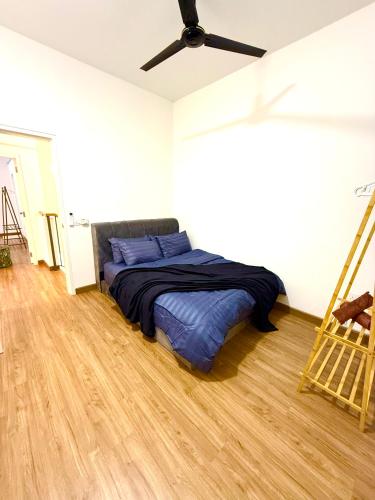 a bedroom with a bed in the middle of a room at Alura Cove Bandar Bukit Raja, Setia Alam in Klang