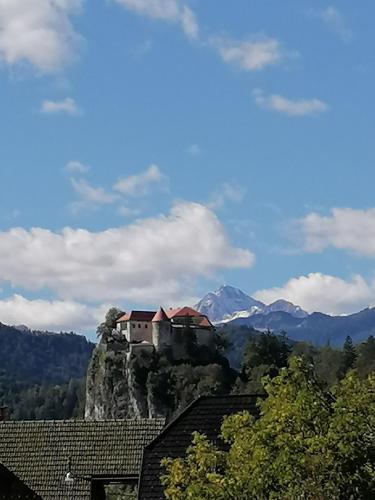 Vista generica sulle montagne o vista sulle montagne dall'interno dell'appartamento