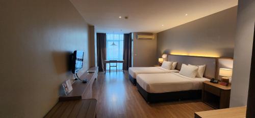 Una cama o camas en una habitación de Brighton Hotel Bangkok