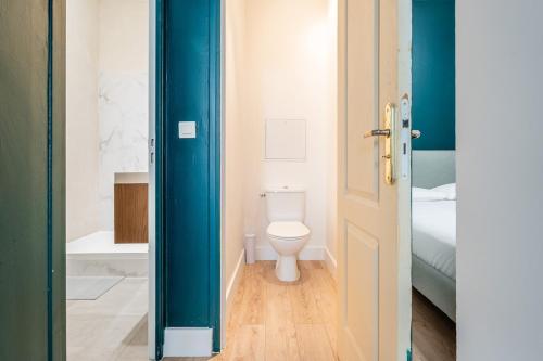 Elle comprend une petite salle de bains pourvue de toilettes et d'un lit. dans l'établissement Appartement neuf, plein centre historique, à Marseille
