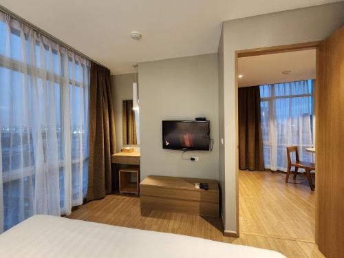 Una televisión o centro de entretenimiento en Brighton Hotel Bangkok