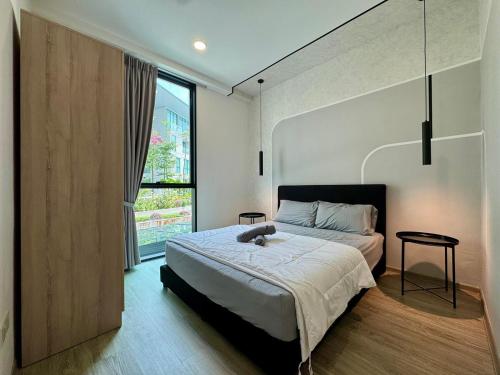 クチンにあるCozyDeLofts 2R2B near galacity, 5pax YPM1306のベッドと大きな窓のある寝室