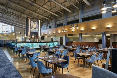a large dining room with tables and chairs at Portsmouth Marriott Hotel in Portsmouth