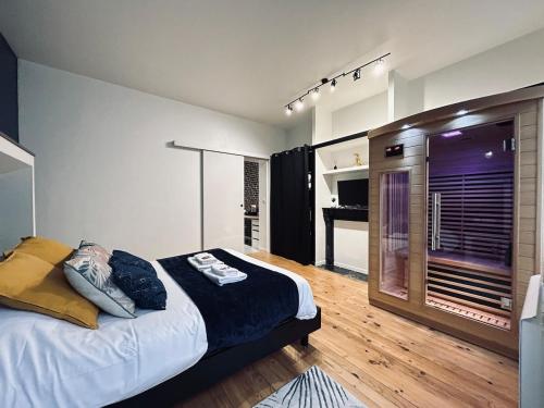 une chambre avec un grand lit et un piano dans l'établissement Saun arene grand T2 proche gare avec sauna, à Reims