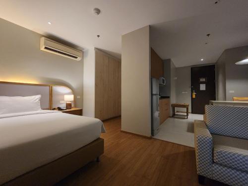 Una cama o camas en una habitación de Brighton Hotel Bangkok