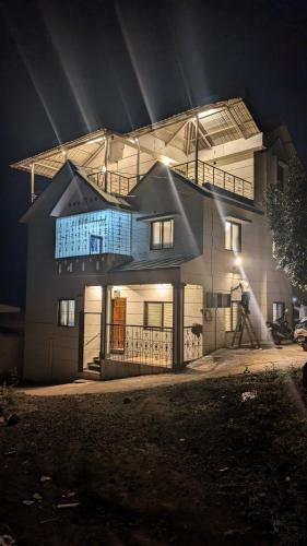 パンチガニにあるVillage Homestayの夜明けの家