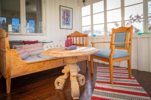 a bedroom with a bed and a table and chairs at Warm beheiztes gemütliches Haus in der Natur in Sunne