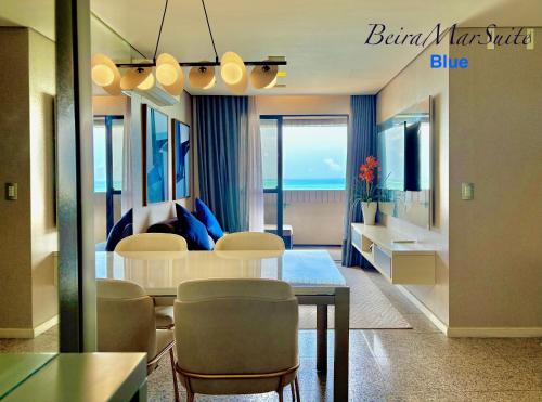 a living room with a dining table and chairs at Beira Mar Suite in Fortaleza