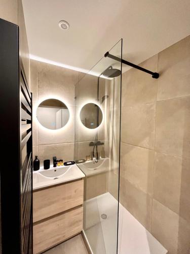 une salle de bain avec un lavabo et une douche dans l'établissement Le Petit Prince de Maïmo, à Sainte-Maxime