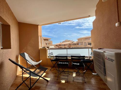 un balcon avec une table et des chaises sur un balcon dans l'établissement Le Petit Prince de Maïmo, à Sainte-Maxime