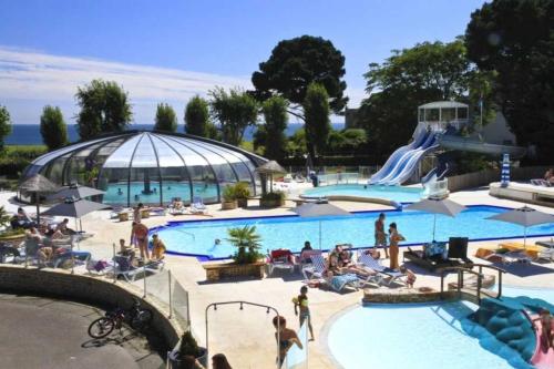 - un groupe de personnes dans une piscine d'un parc aquatique dans l'établissement Camping 4 étoiles - Piscine - eec0hi, à Névez