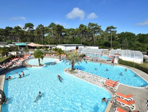 une vue aérienne d'une piscine dans un complexe hôtelier dans l'établissement Mobil-hom, à Lège-Cap-Ferret