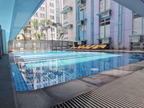 Piscina de la sau aproape de A&G Condotel at 101 Newport Across NAIA T3