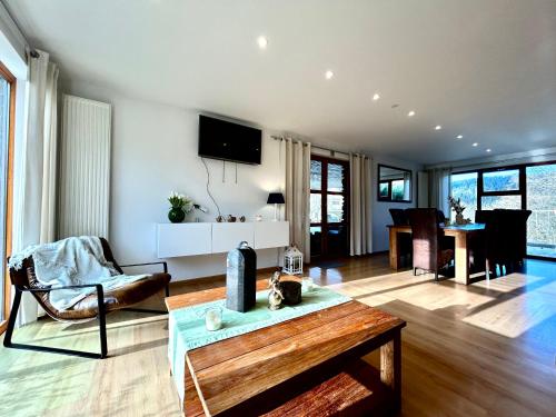 een woonkamer met een bank en een tafel bij Le Ny d'Ange in Stoumont